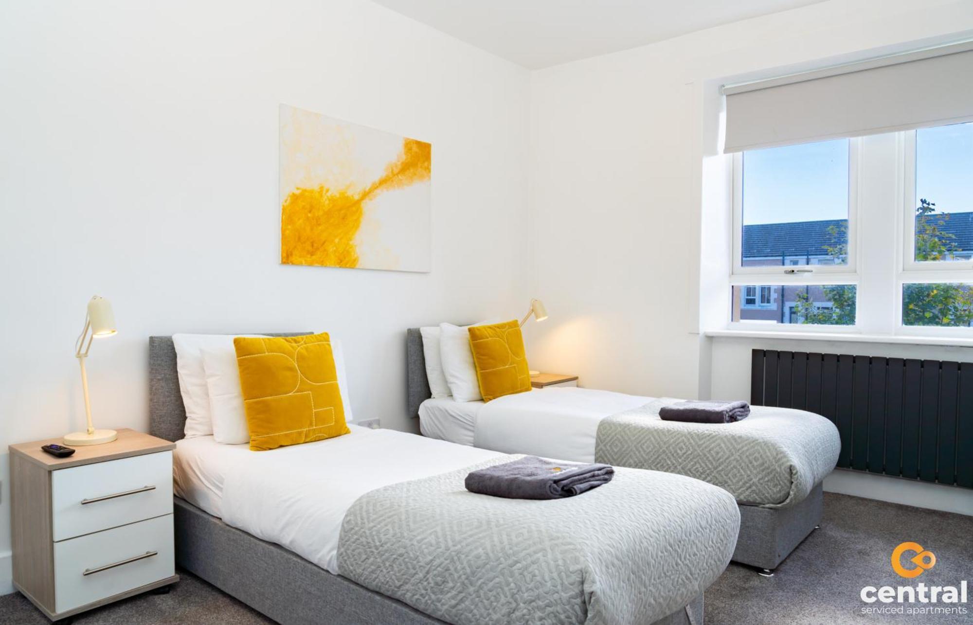 Central Serviced Apartments - 2 Bedroom - Free Street Parking - Fast Wifi - Smart Tvs In All Rooms - Ground Level - Family Neighbourhood - 3 X Double Beds - Heating 24-7 - Trade Stays - Weekly & Monthly Offers Dundee Dış mekan fotoğraf